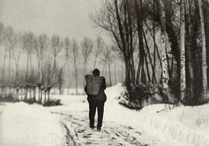 Contadino su un sentiero innevato