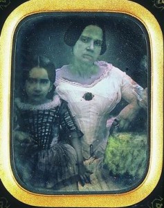 Francesco Gibertini Ritratto della moglie e della figlia del Sovrintendente borbonico di Sulmona, 1845-1850 (Firenze, Museo di Storia della Fotografia Fratelli Alinari)