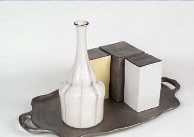 Luigi Ontani NaturaExtraMortantropomOrfana = Peltrossequio d’après Giorgio Morandi, 2015 ceramica policroma, cm 38x60x34, ICG 365